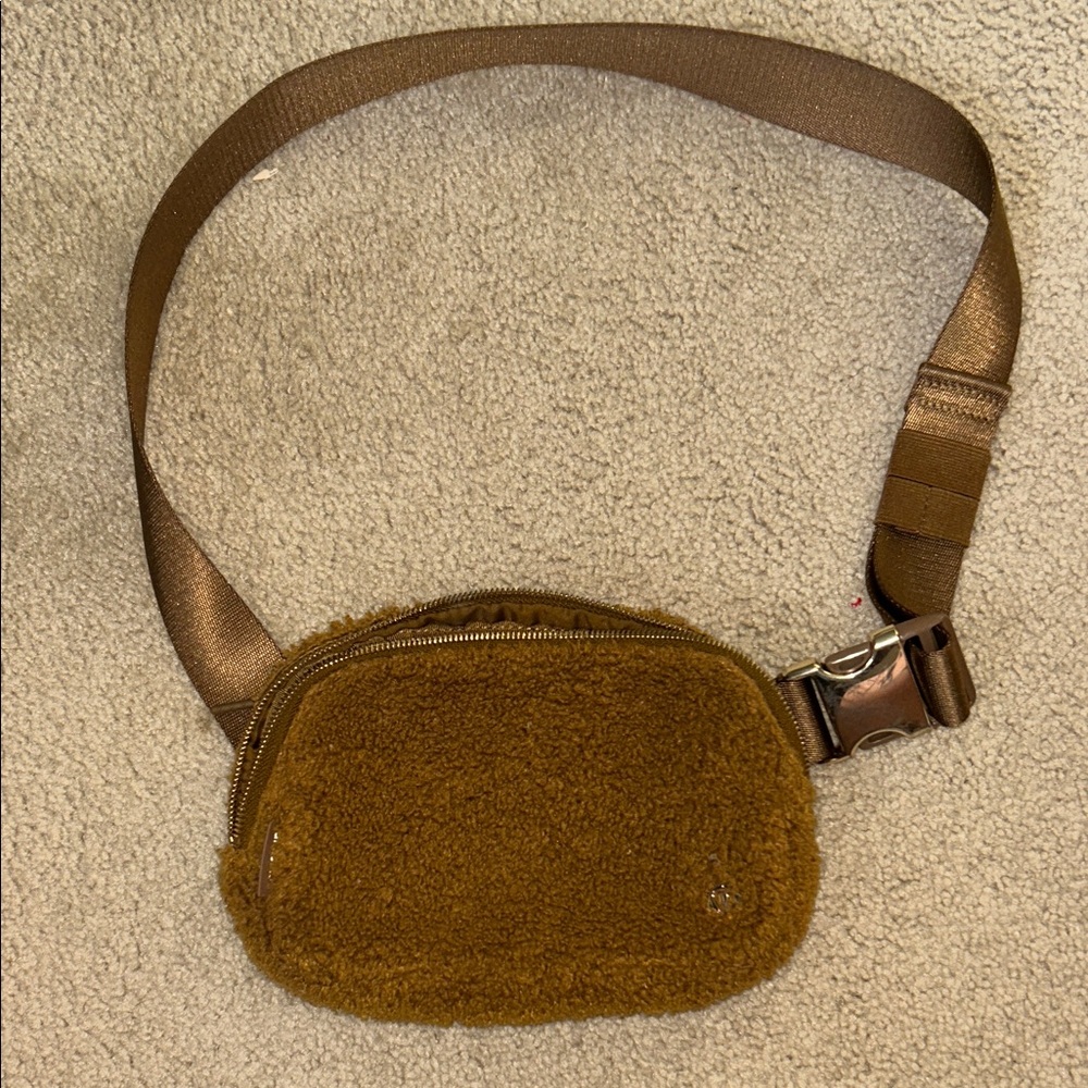 Lululemon Everywhere Carmel Belt Bag Sherpa